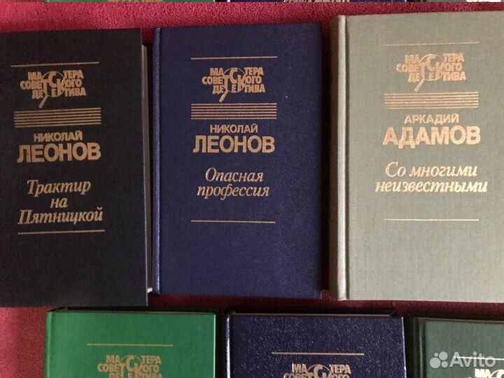 Собрание книг в жанре детектива