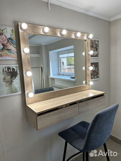 Гримерный стол с зеркалом