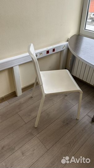 Стол и 2-а стула