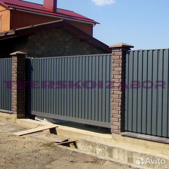 Забор из кирпича и профнастила в Удомле