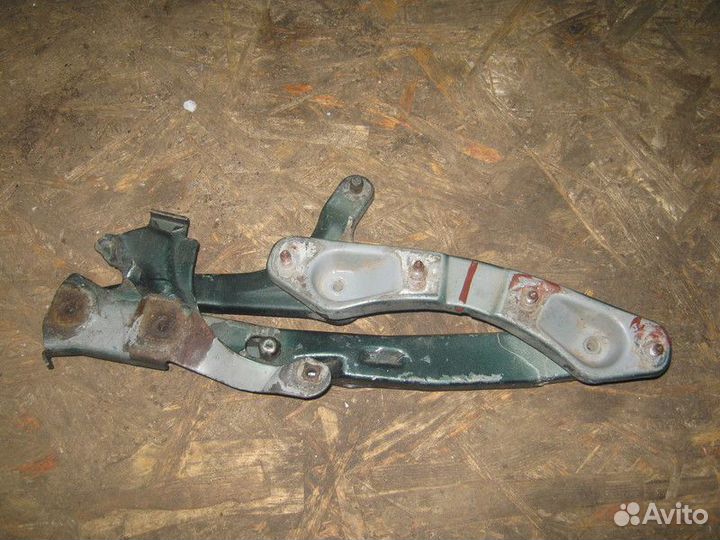 Петля капота левая Mercedes-Benz W202/S202