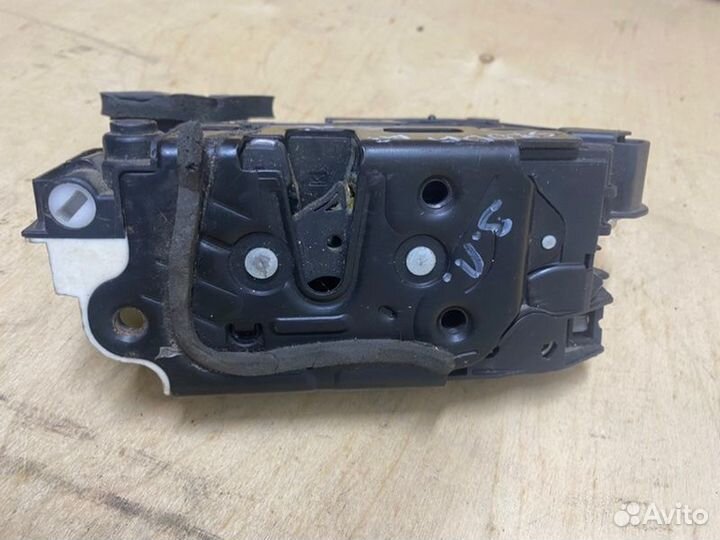 Замок двери задний левый Skoda Octavia A7