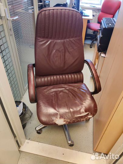 Офисное кожаное кресло бу