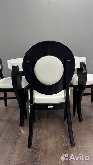 Обеденная зона стол и стулья
