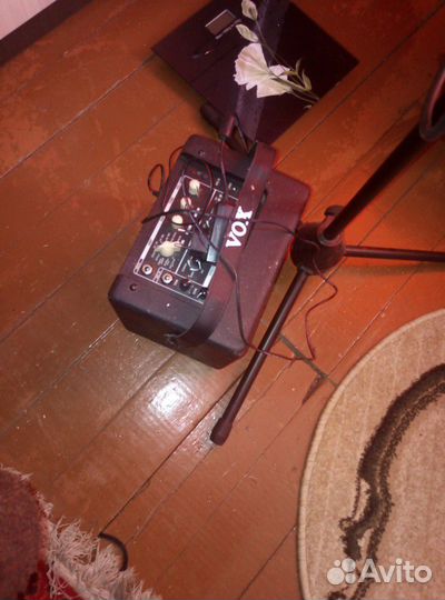 Продаются электро гитара с усилителем и микрофоном