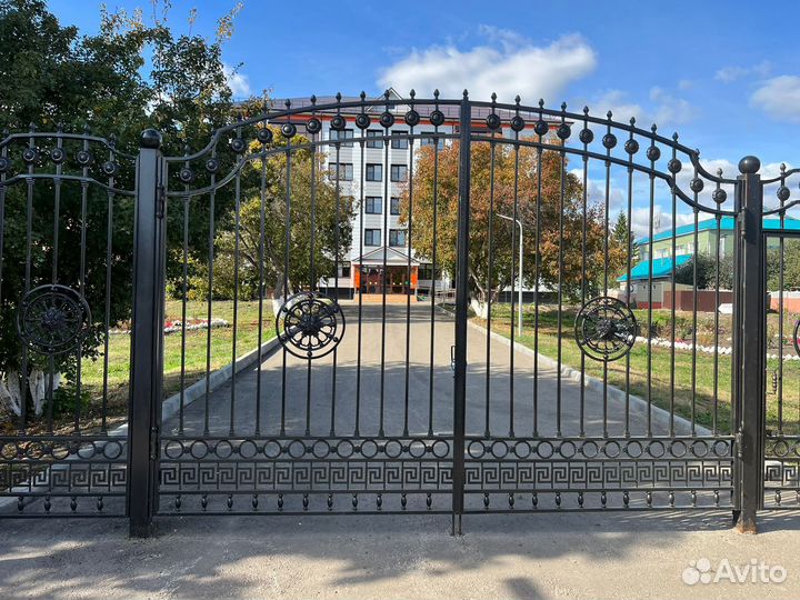 Ворота с элементами ковки