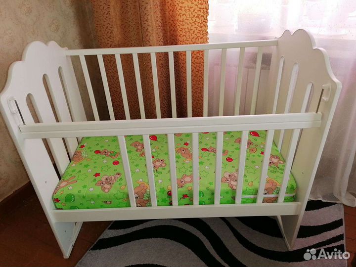 Детская кроватка с маятником