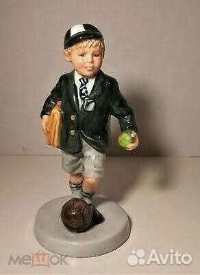 Англия Royal Doulton футболист школьник 14см
