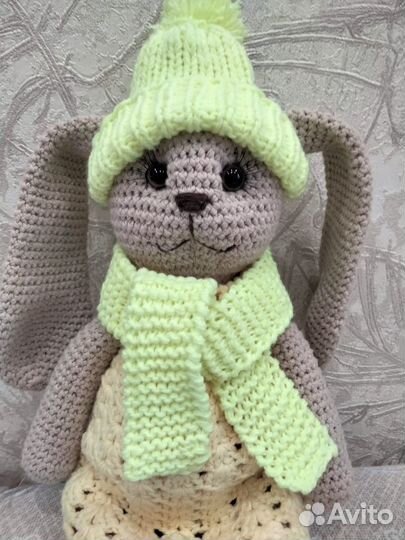 Мягкая игрушка заяц вязанный в зимней шапке