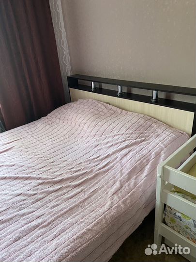 Кровать, трюмо с зеркалом