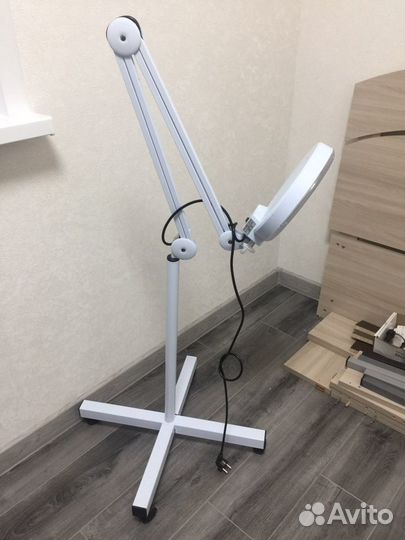 Косметологическая лампа лупа