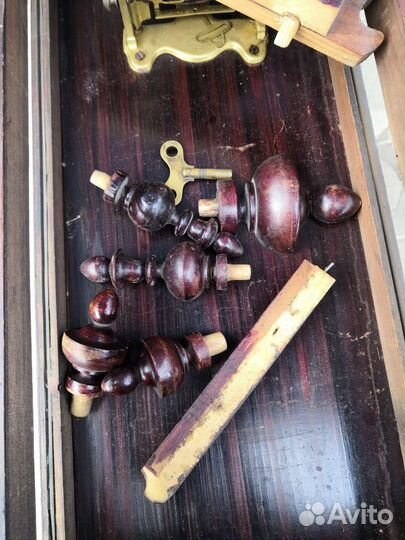 Старинные настенные часы с боем