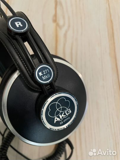 Студийные наушники AKG K271 Mk ii