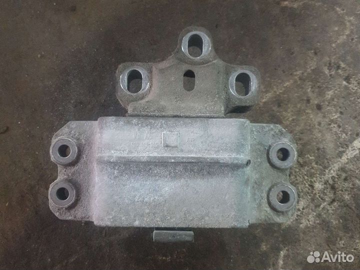 Опора двигателя левая фольцваген гольф 5 1.4 BLG