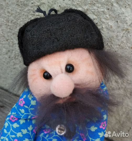 Сувенир ручной работы дедушка с ведром фруктов