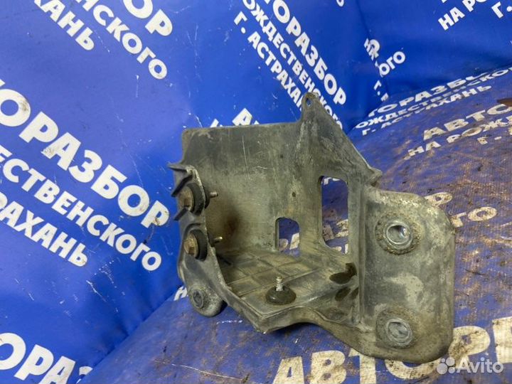 Кронштейн блока ABS. Plymouth Voyager минивен 6G72