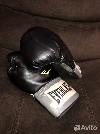 Боксерские перчатки everlast 10 oz