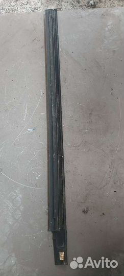 Молдинг стекла передняя левая Nissan Serena c23