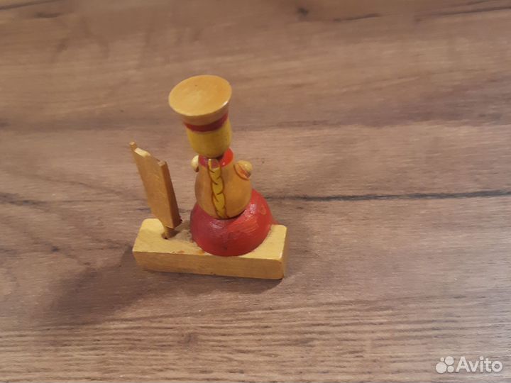 Статуэтка девушки с прялкой