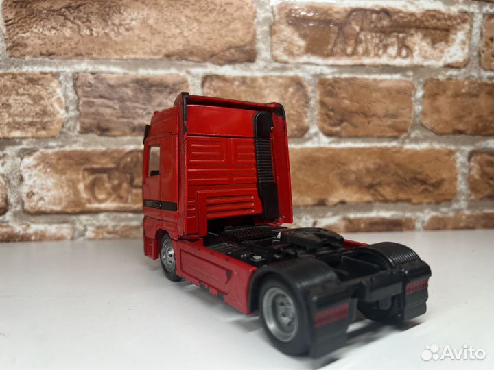 Модель грузовой Mersedes 1/32 New Ray