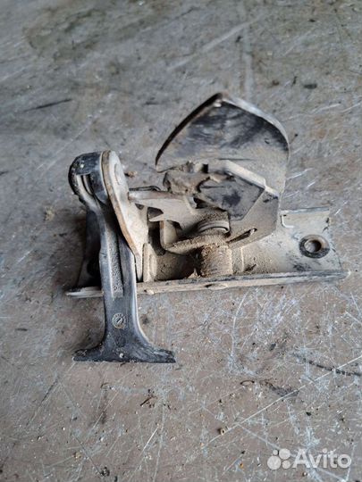 Замок капота на Mercedes W211