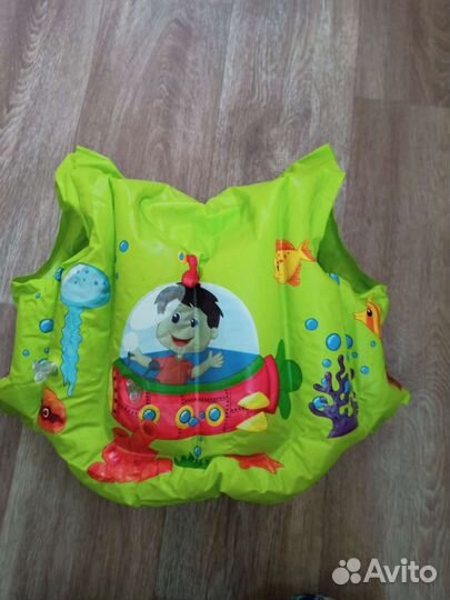 Жилет и нарукавники для плавания