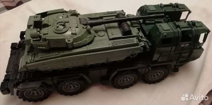 Военный тягач и танк