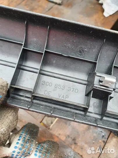 Накладка порога салона правая Пассат б6