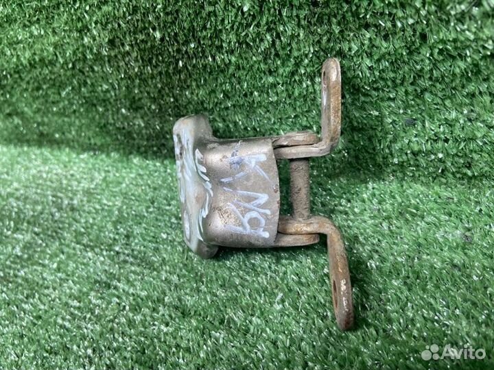 Петля двери задняя правая Kia Shuma