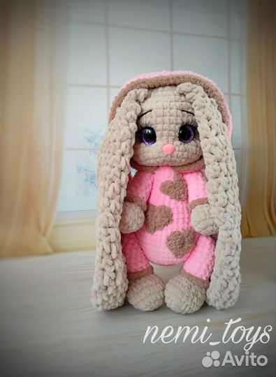 Вязаная плюшевая игрушка зайка.Зайчик в пижаме