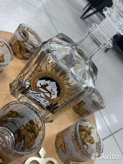 Графин с рюмками на подставке