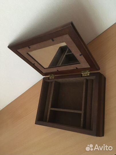 Деревянная шкатулка для хранения украшений