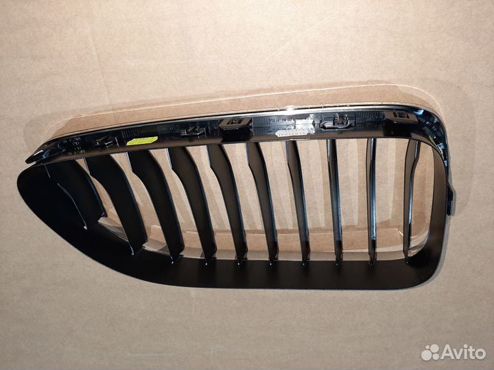 Декоративная решетка ноздря BMW 6 серии