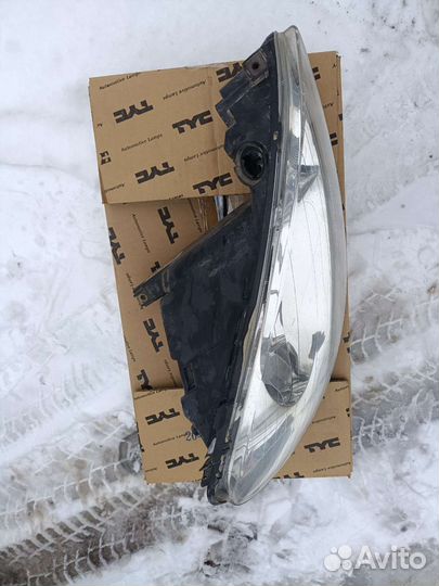Передняя правая фара на Peugeot 206