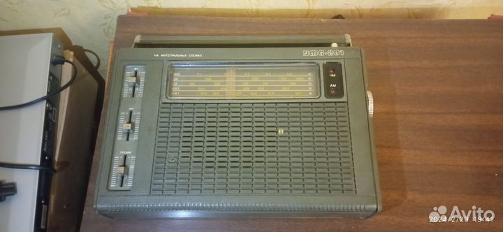 Виниловый проигрыватель, пластинки, радиоприемники