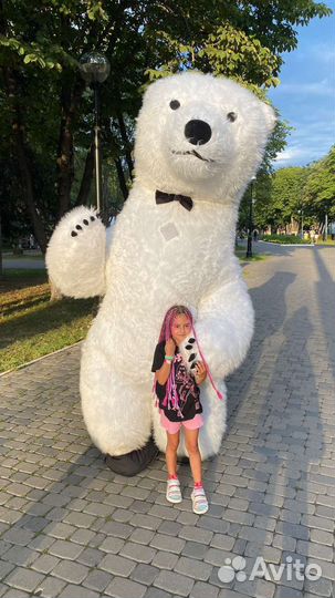 Большой белый медведь и панда поздравление