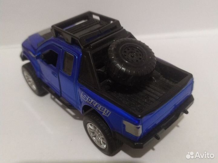 Внедорожник игрушечный