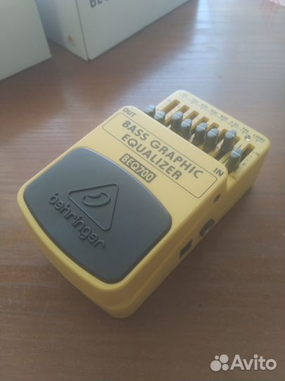 Педаль для бас-гитары behringer beq700
