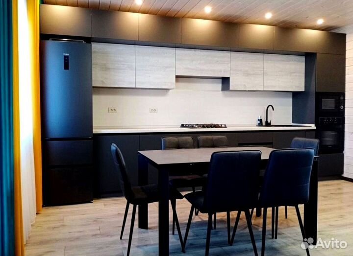 Прямая кухня в потолок. Кухонный гарнитур на заказ