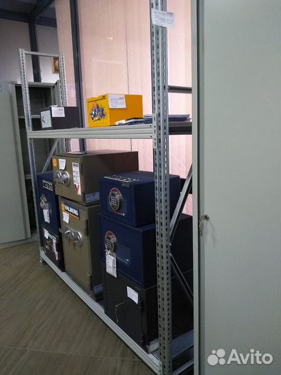 Среднегрузовые стеллажи для магазина и склада