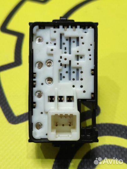 Кнопка стеклоподъемника задняя левая Toyota Camry