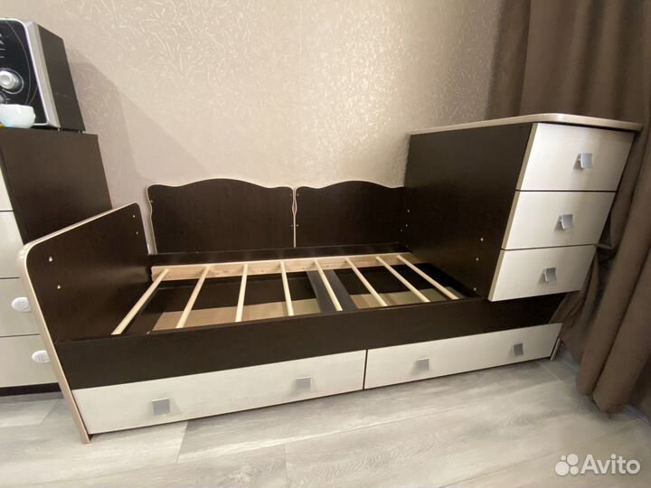 Детская кроватка с маятником