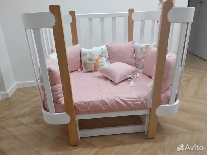 Кроватка детская с маятником