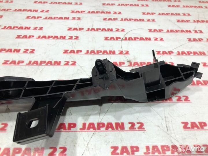 Крепление бампера переднее правое Toyota Land