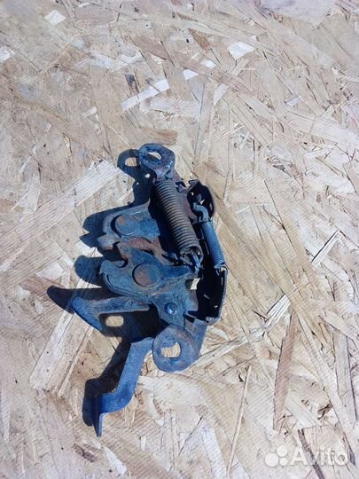 Замок капота Nissan Bluebird U14