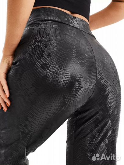 Кожаные брюки со змеинным принтом