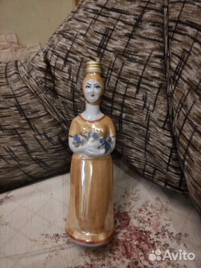 Фарфоровая бутылка(штоф) девушка времен СССР 0.5 л