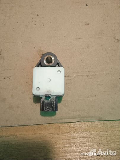 Датчик удара передний Тойота 150