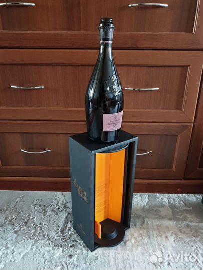 Пустая Бутылка и коробка Вдова Клико