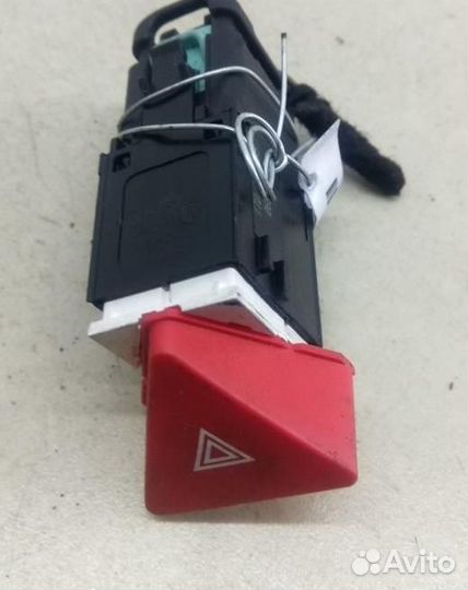 Кнопка аварийной сигнализации Volkswagen Touran